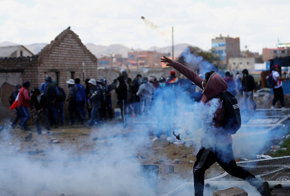 Photo d'archives de manifestants se heurtant aux forces de securite lors d'une manifestation, pres de l'aeroport de juliaca
