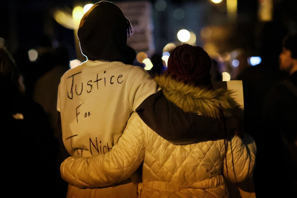 Des personnes protestent apres la mort de tyre nichols a memphis