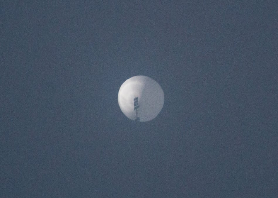 Un ballon vole dans le ciel au-dessus de billings, aux etats-unis