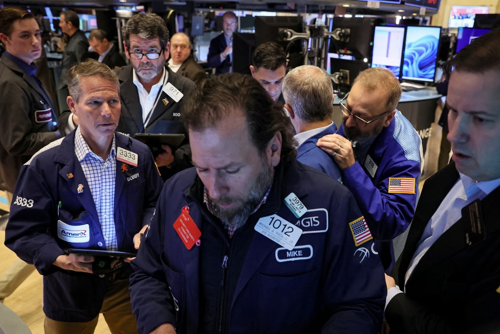 Les traders travaillent sur le parquet de la bourse de new york