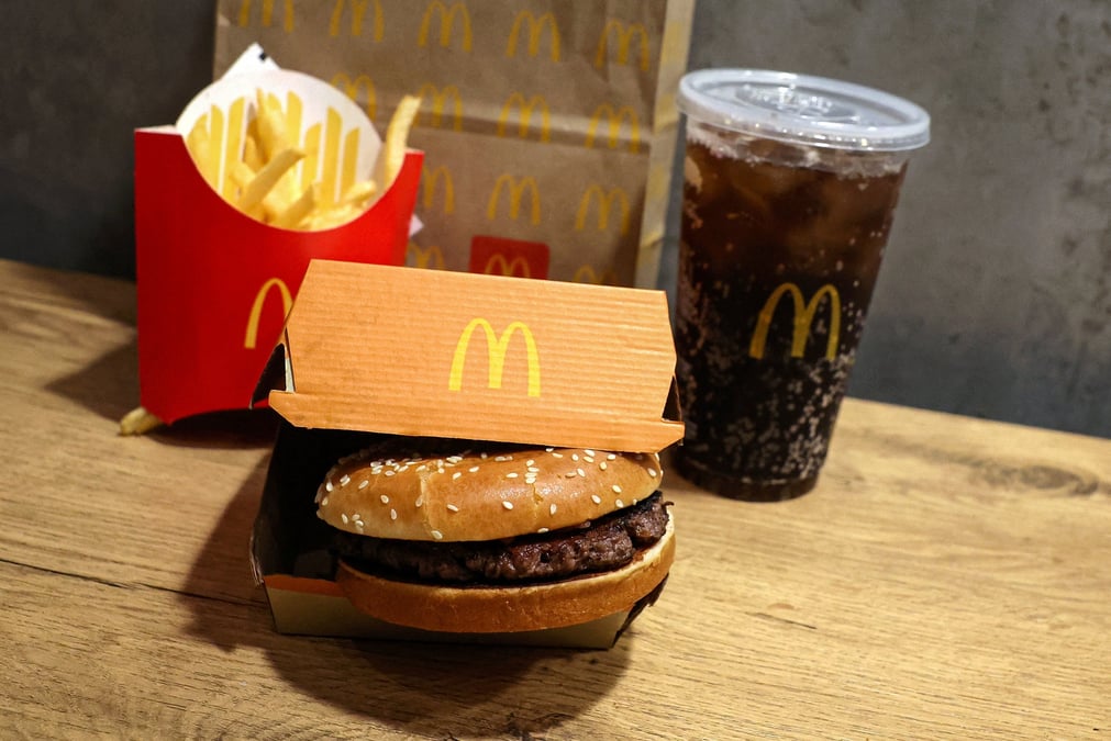 Hamburger mcdonald's quarter pounder, frites et coca, a new york