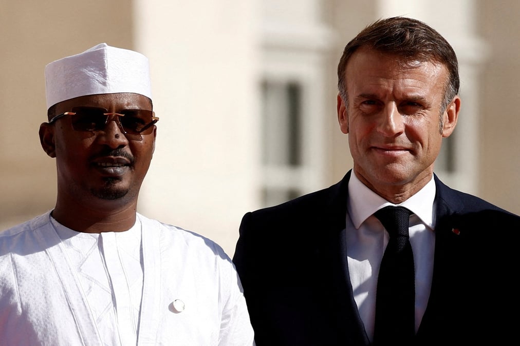 Le president emmanuel macron pose avec le president tchadien, le general mahamat idriss deby itno