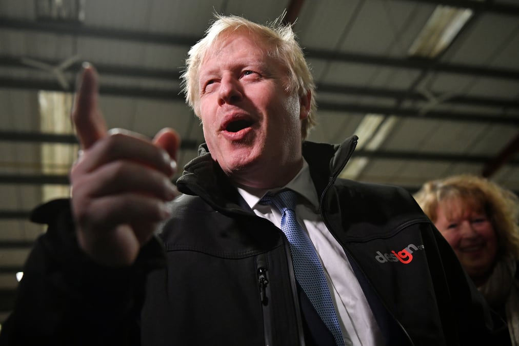 Les conservateurs favoris des elections britanniques, mais l'ecart se reduit