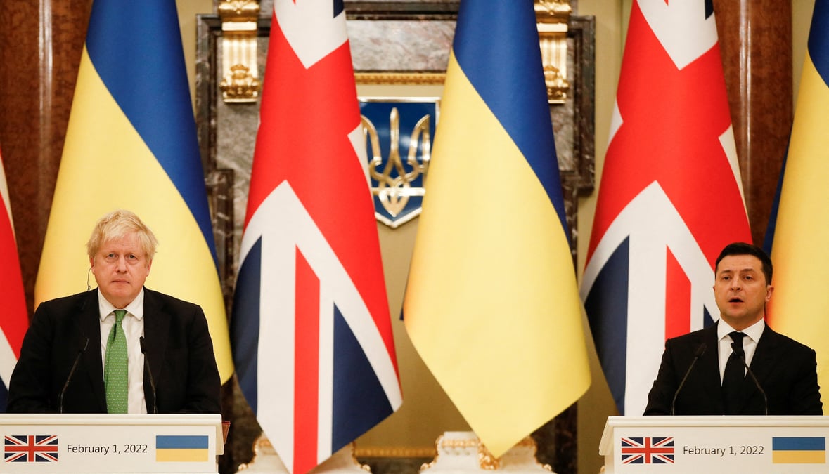 Johnson, a kiev, previent moscou de sanctions immediates en cas d'attaque