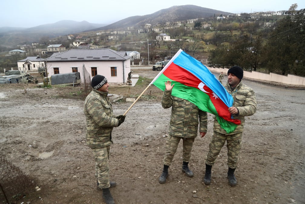 Photo d'archive de soldats azerbaidjanais tenant le drapeau national du pays
