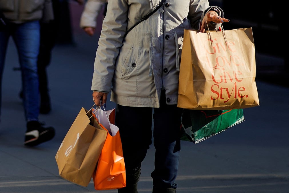 Une femme fait du shopping pendant la periode des fetes a new york