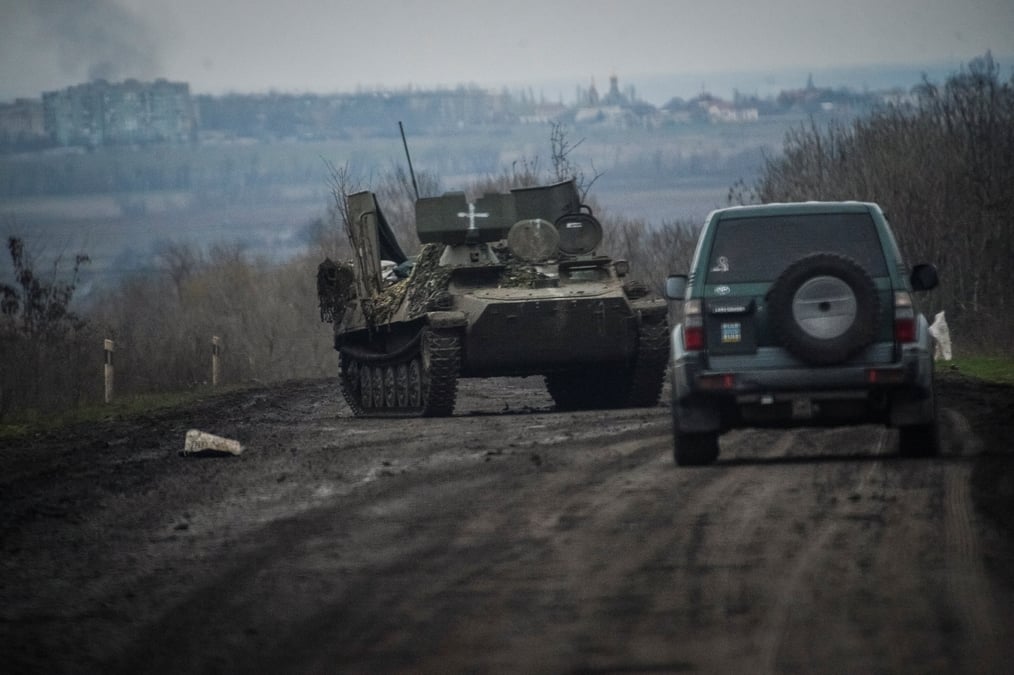 Des vehicules militaires ukrainiens pres de la ville de bakhmut