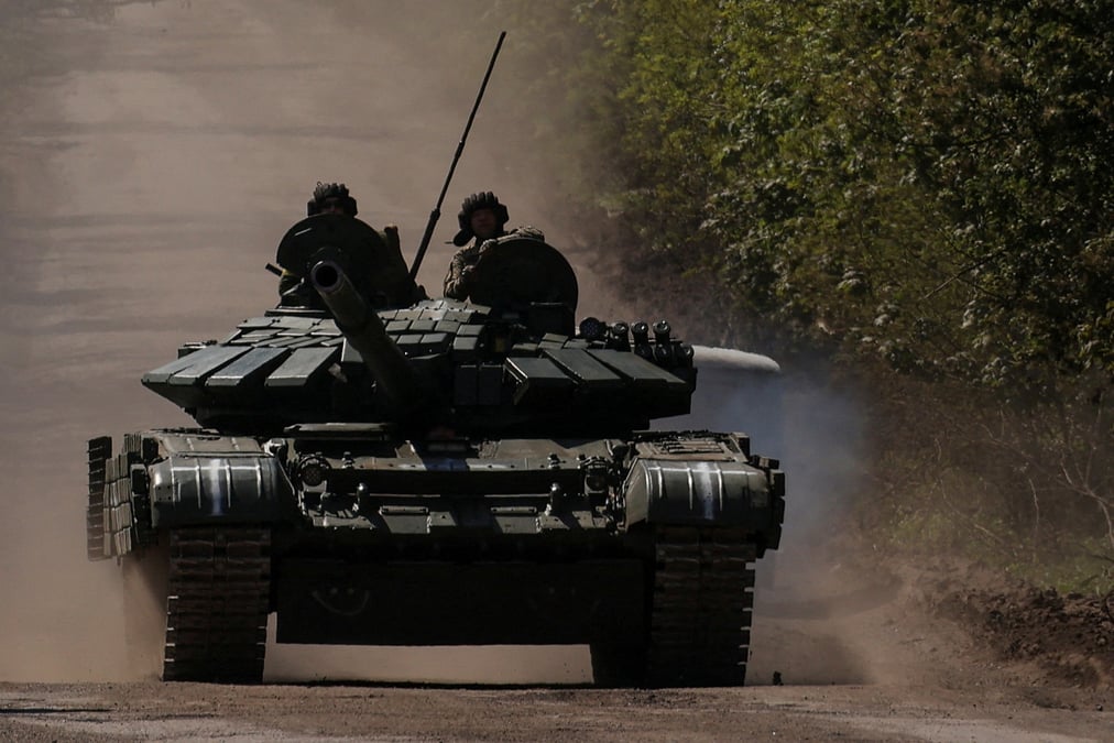 Photo d'archives des militaires ukrainiens au sommet d'un char sur une route menant a la ville de bakhmout