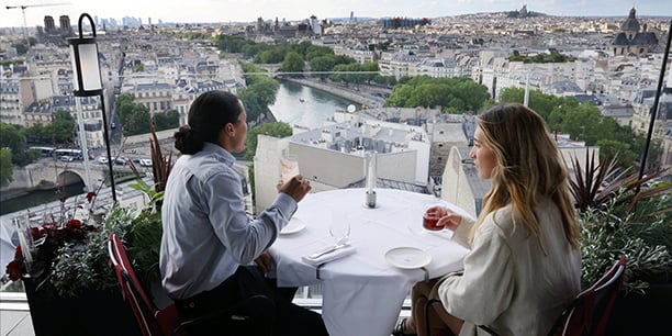 La terrasse du Bonnie, dans le 4
e
arrondissement de Paris, et la salle du restaurant Monsieur Bleu au Palais de Tokyo, dans le 16
e
.
