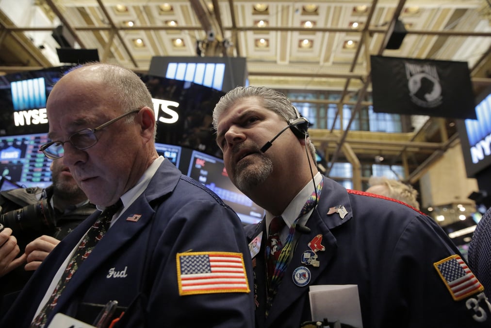 Des traders travaillent sur le parquet de la bourse de new york