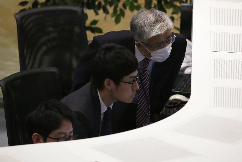 Tokyo finit en baisse