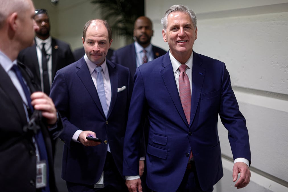Le president de la chambre des representants des etats-unis, kevin mccarthy, arrive pour une reunion de la conference republicaine au capitole