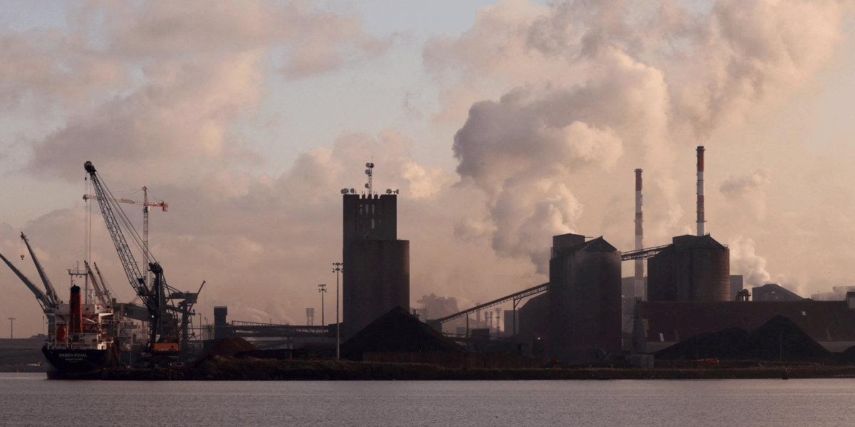 Une usine du port de dunkerque (nord)