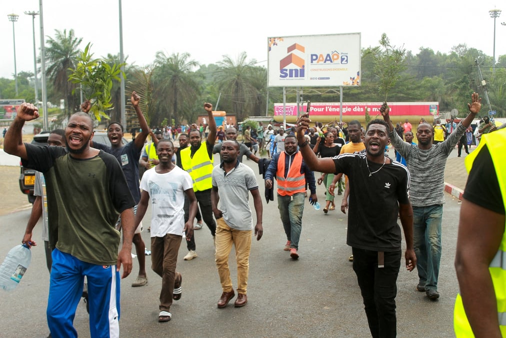 Des gens manifestent en faveur des putschistes dans une rue de libreville, au gabon. /photo prise le 30 aout 2023/reuters/scott gokila