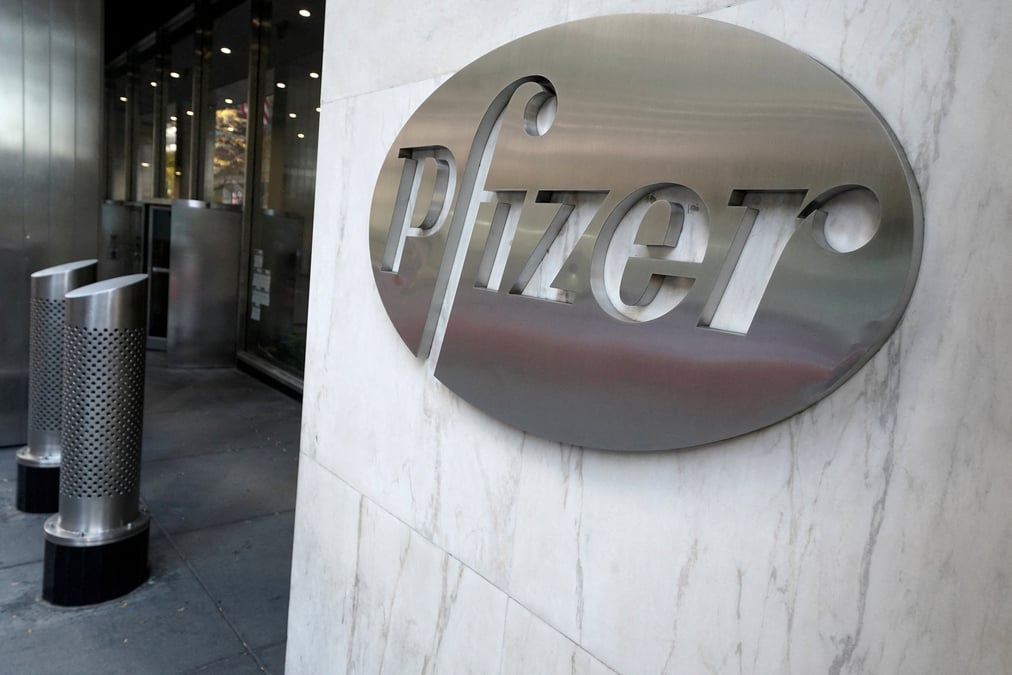 Logo de pfizer au siege de l'entreprise dans le quartier de manhattan a new york