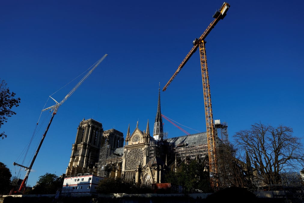 Des grues autour de la cathedrale notre-dame de paris