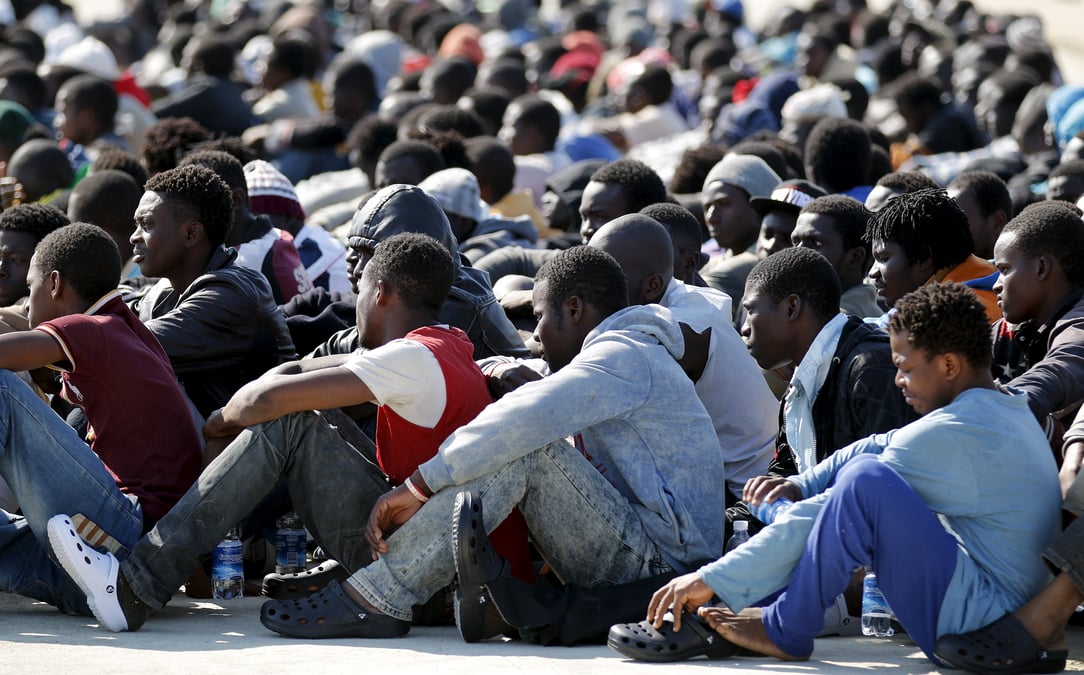 La marine britannique au secours de 500 migrants en mediterranee