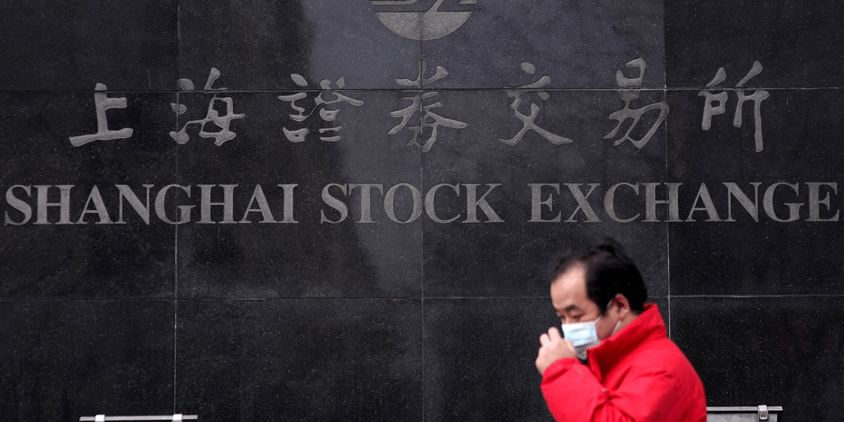 Photo d'archives d'un homme marchant devant la bourse de shanghai