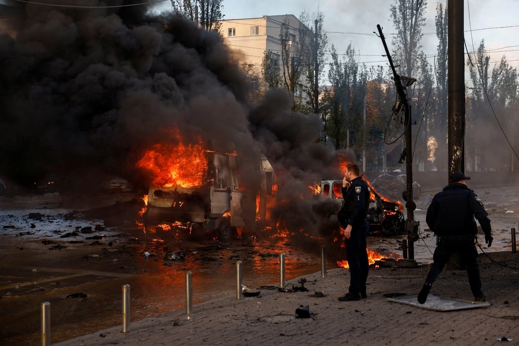 Des voitures en feu a kyiv