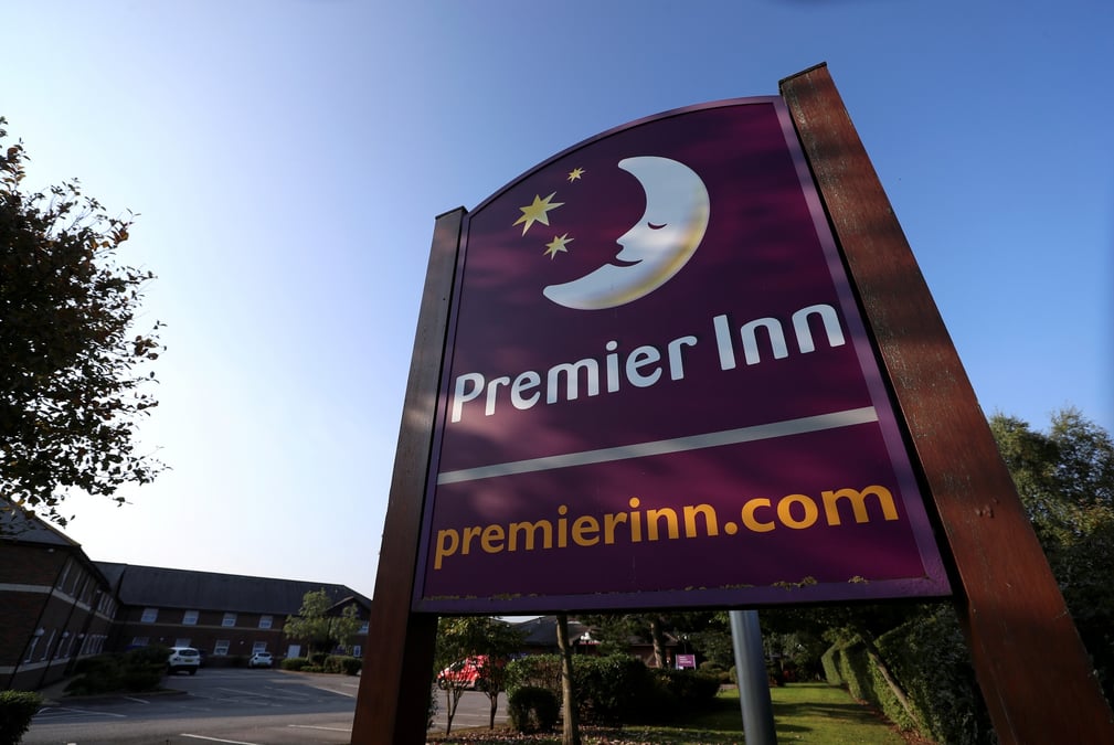 Une enseigne de l'hotel premier inn est vue a l'exterieur de la succursale de durham north, dans le comte de durham
