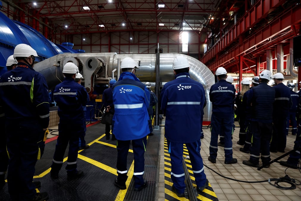 Des employes d'edf lors d'une visite a la centrale nucleaire de penly