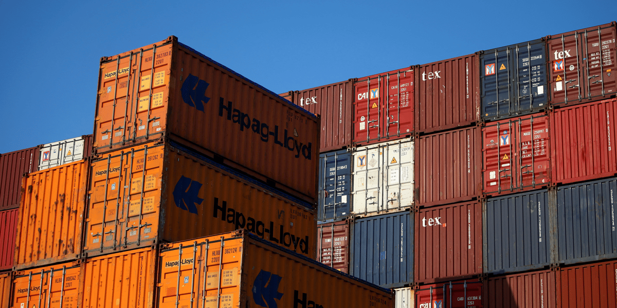 Conteneurs empiles dans le port de hambourg