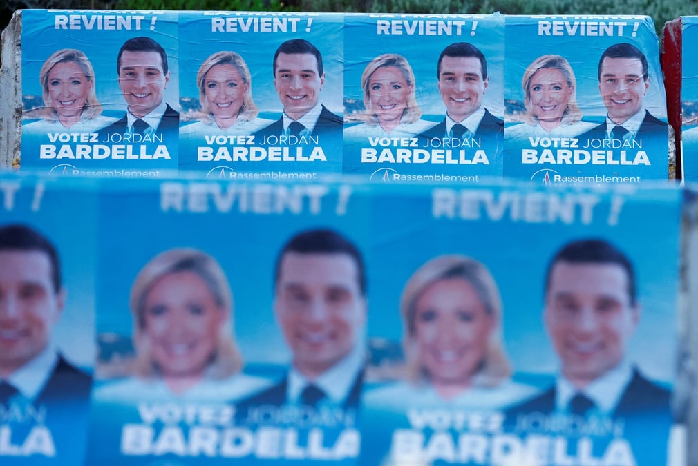 Affiches des elections europeennes du parti d'extreme droite francais, le rassemblement national (rn)
