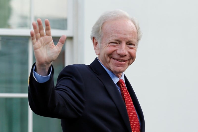 Joe lieberman favori pour succeder a comey au fbi, dit trump
