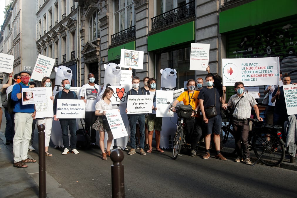 Des pronucleaires manifestent devant le siege parisien de greenpeace
