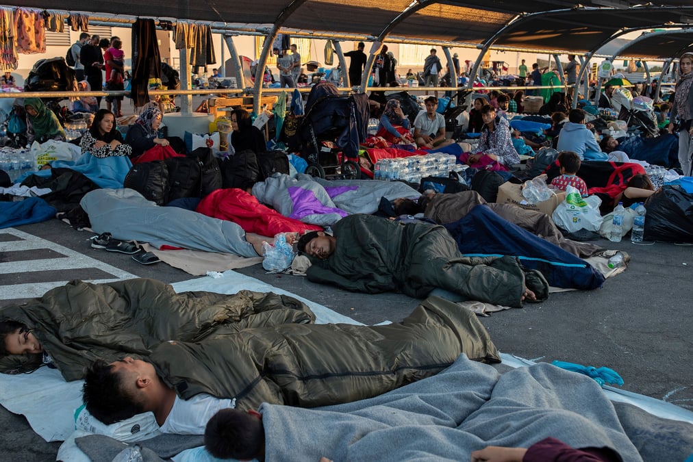 Deuxieme nuit sans abri pour des milliers de migrants a lesbos