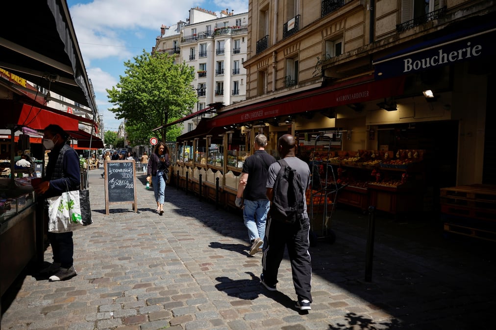 Photo d'archives de passants devant des magasins d'alimentation a paris