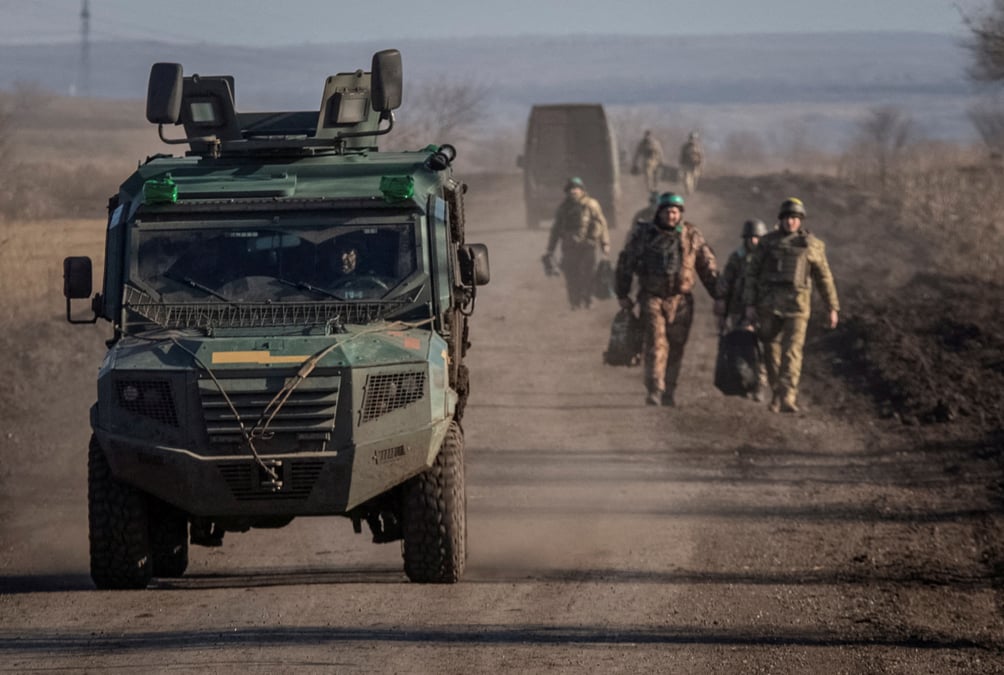 Des militaires ukrainiens sont vus pres de la ligne de front, pres de soledar