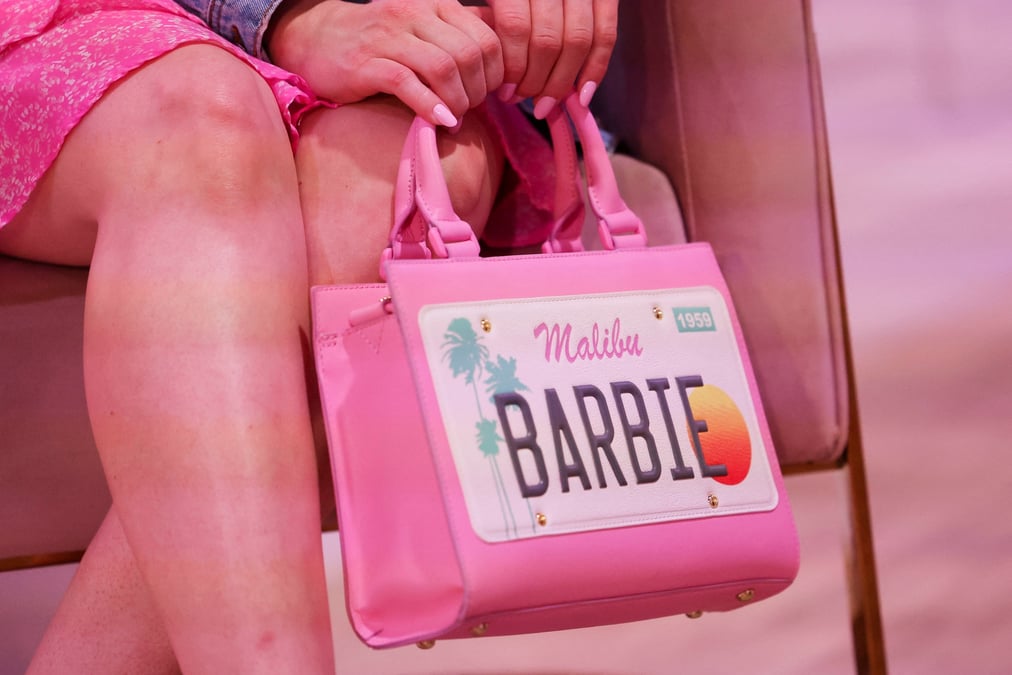 Un sac a main barbie lors de l'avant-premiere de l'exposition immersive world of barbie en californie