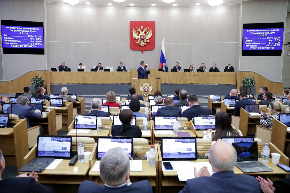 Les membres de la douma d'etat, chambre basse du parlement russe, assistent a une session pleniere a moscou.