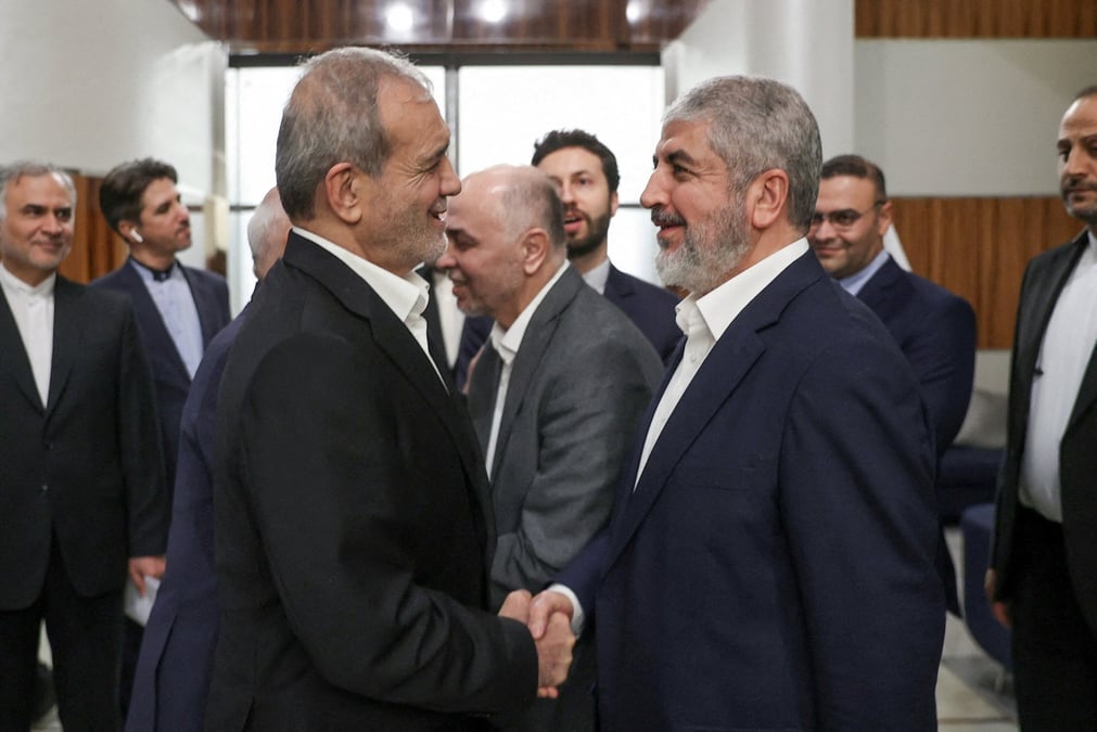 Le president iranien masoud pezeshkian rencontre le chef du hamas khaled mashal, a doha