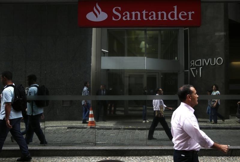 Banco santander voit son benefice annuel bondir de 30% en 2014
