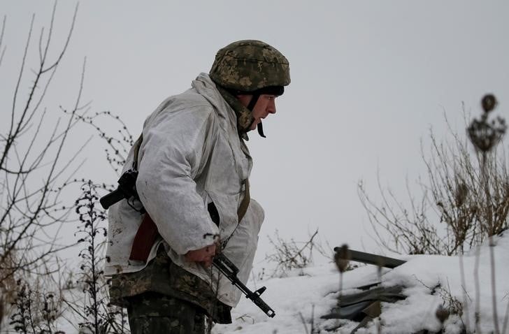 Echange de tirs d'artillerie sur la ligne de front en ukraine
