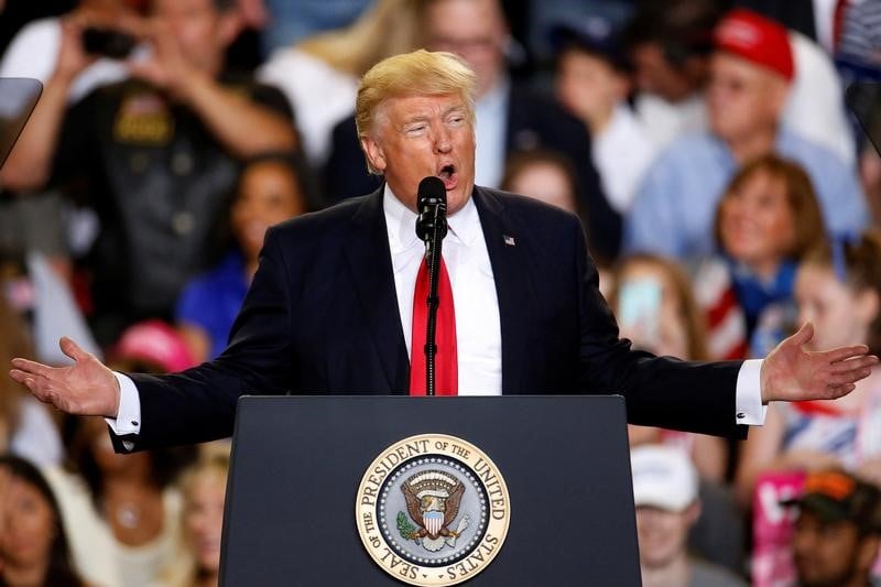 Pour son 100e jour, trump rejoint ses partisans, dedaigne la presse