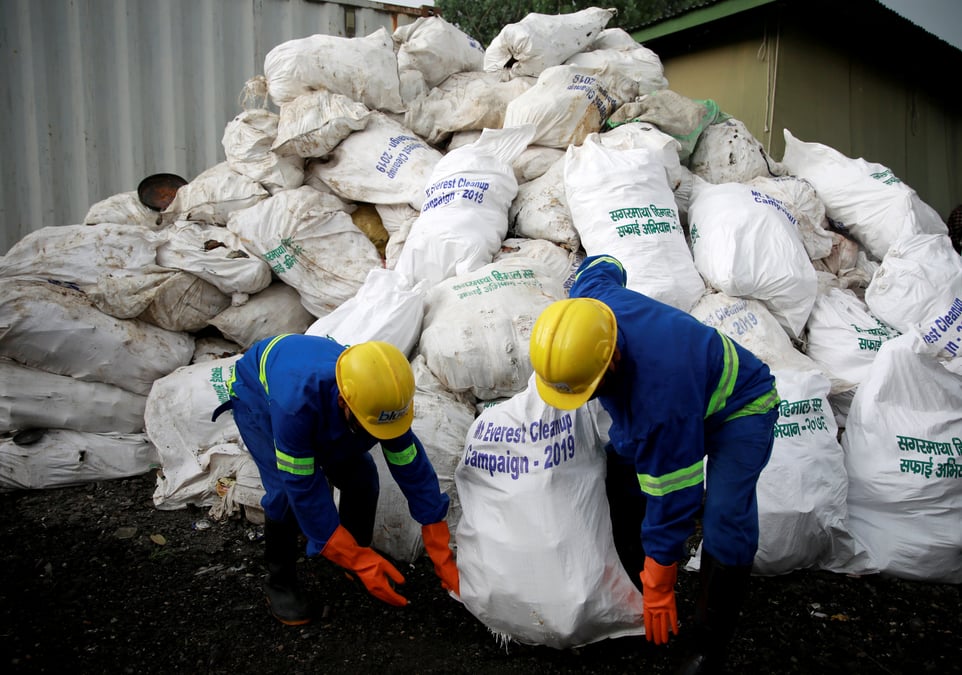 Quatre corps et 11 tonnes de dechets redescendus de l'everest