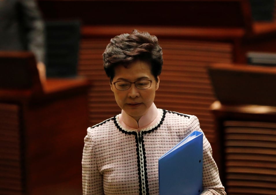 Hong kong: lam contrainte de stopper son discours de politique generale