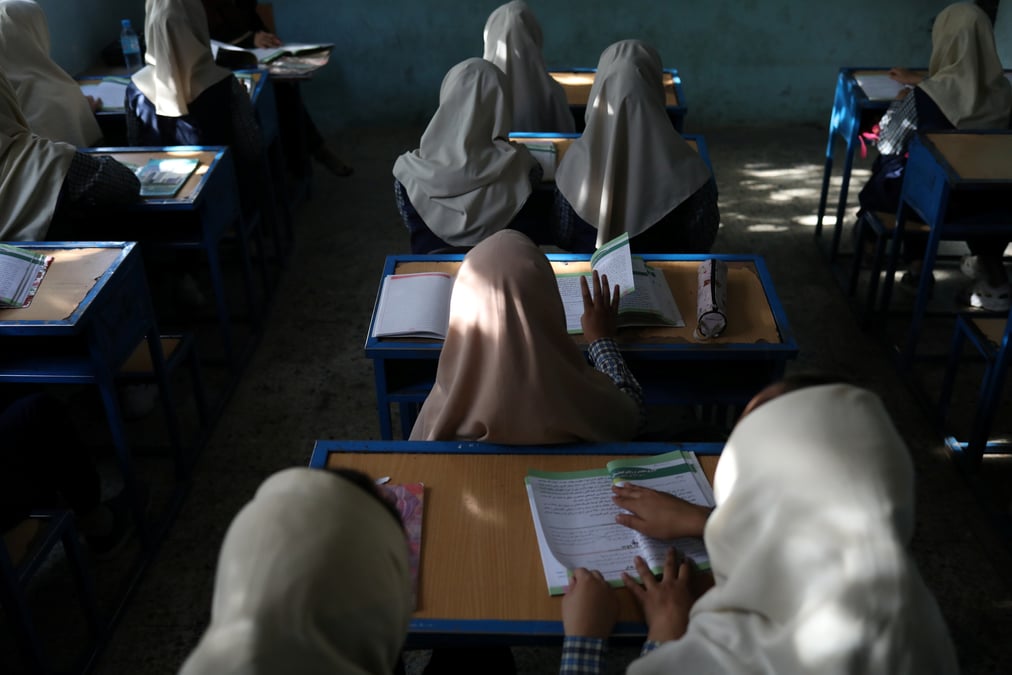 Les taliban assurent que les filles reprendront les cours "des que possible"