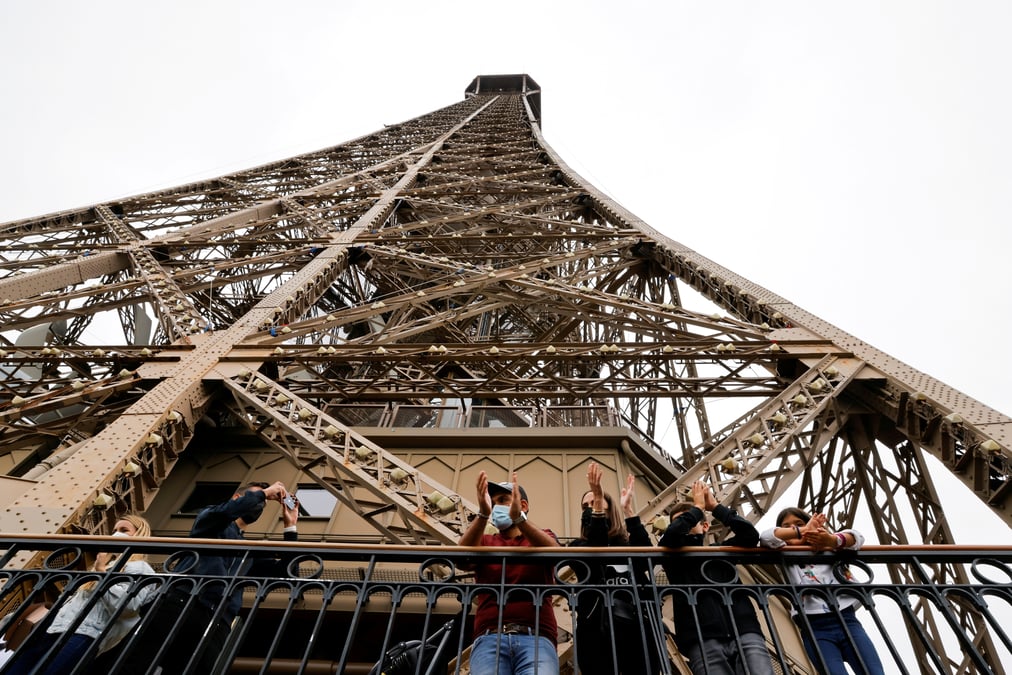 France: le port du masque a nouveau obligatoire dans certains lieux exterieurs a paris