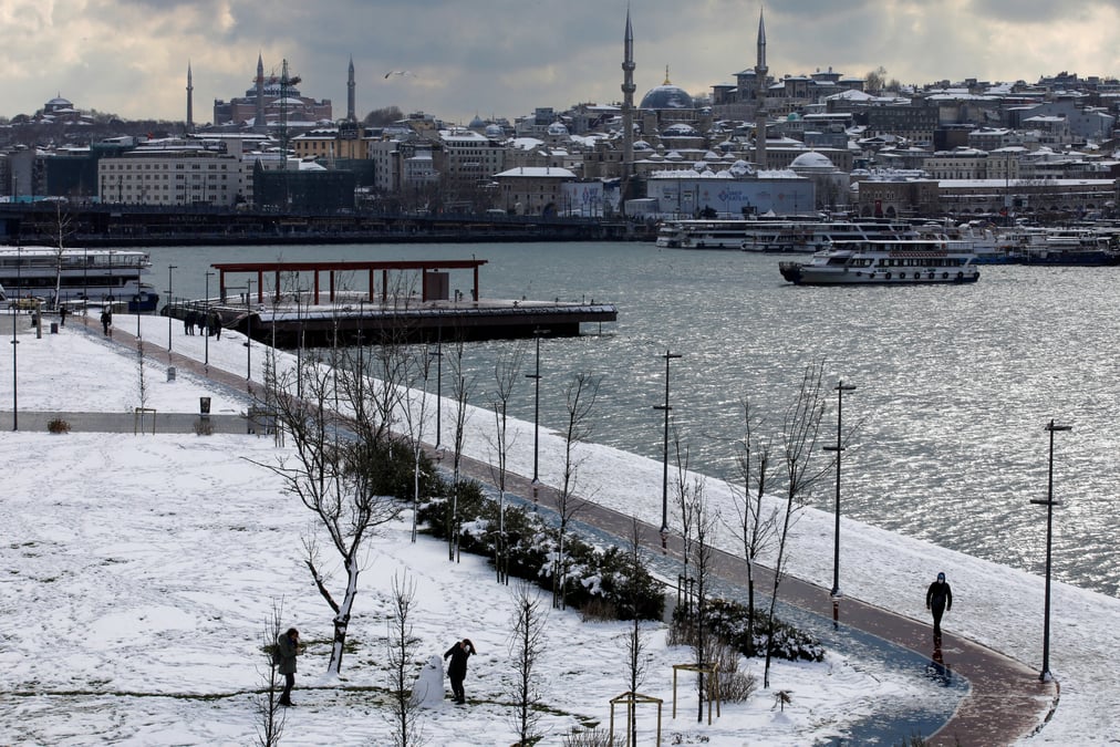 Chutes de neige en turquie et en grece, trafic interrompu a l'aeroport d'istanbul
