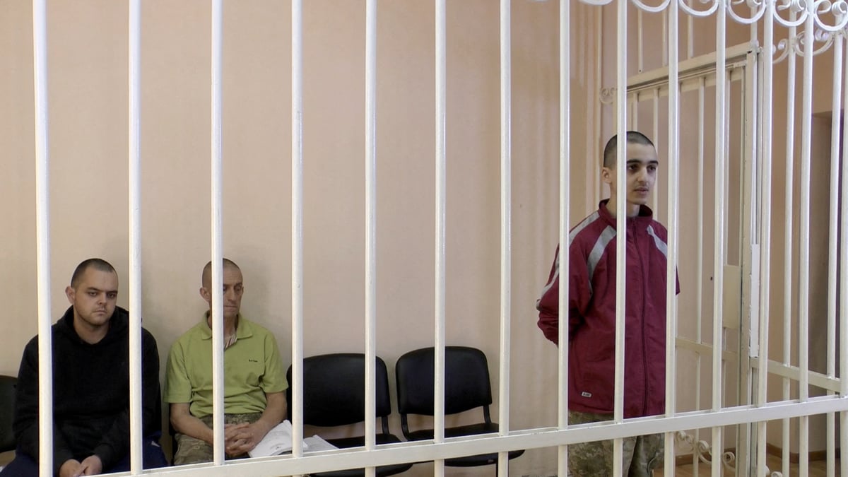 Paris denonce la condamnation a mort de trois combattants etrangers dans le donbass