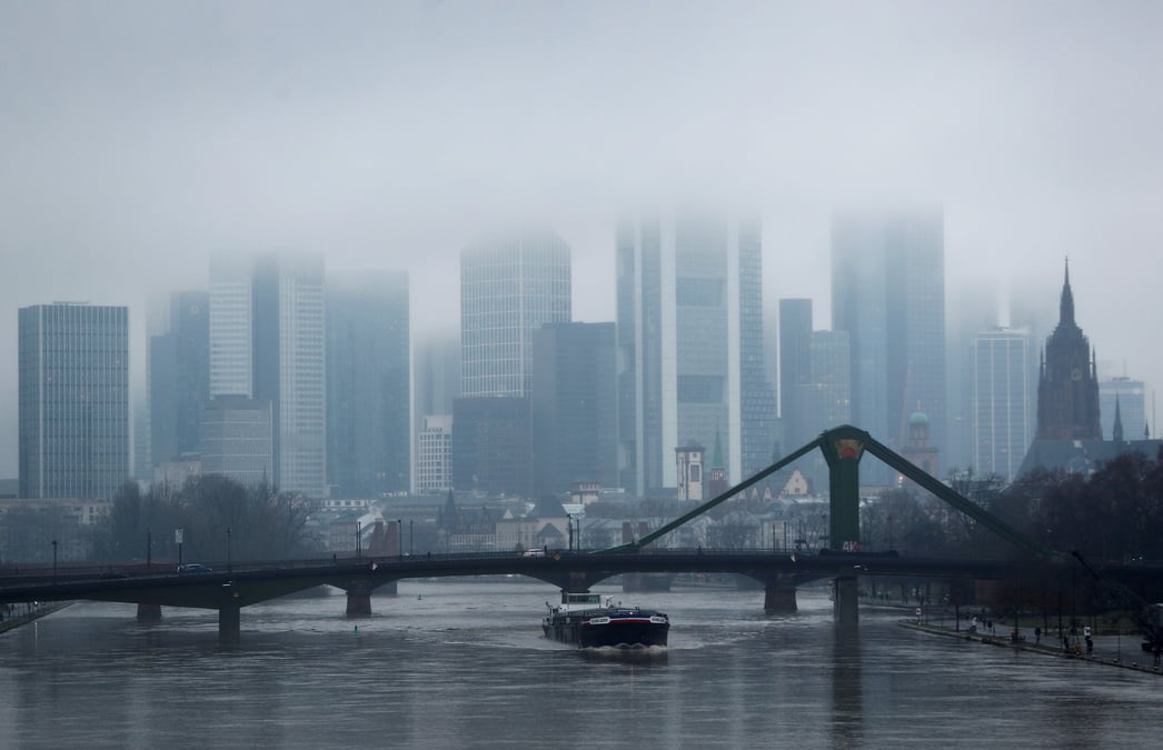 Photo d'archives des gratte-ciel du quartier d'affaires de francfort