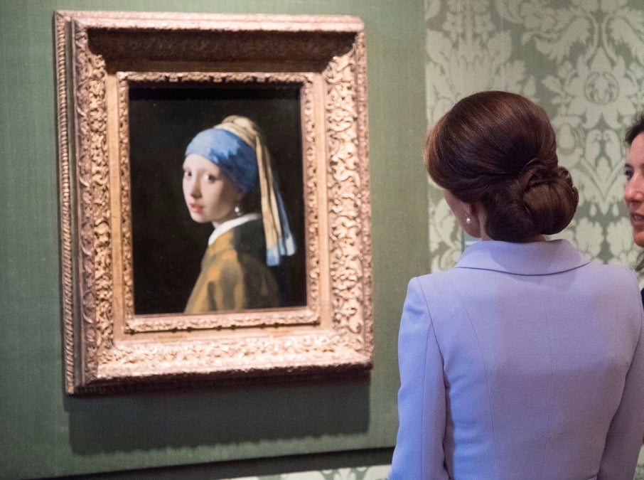 Photo d'archives: la duchesse de cambridge, admire le tableau "la fille a la perle" de johannes vermeer lors d'une visite a la haye