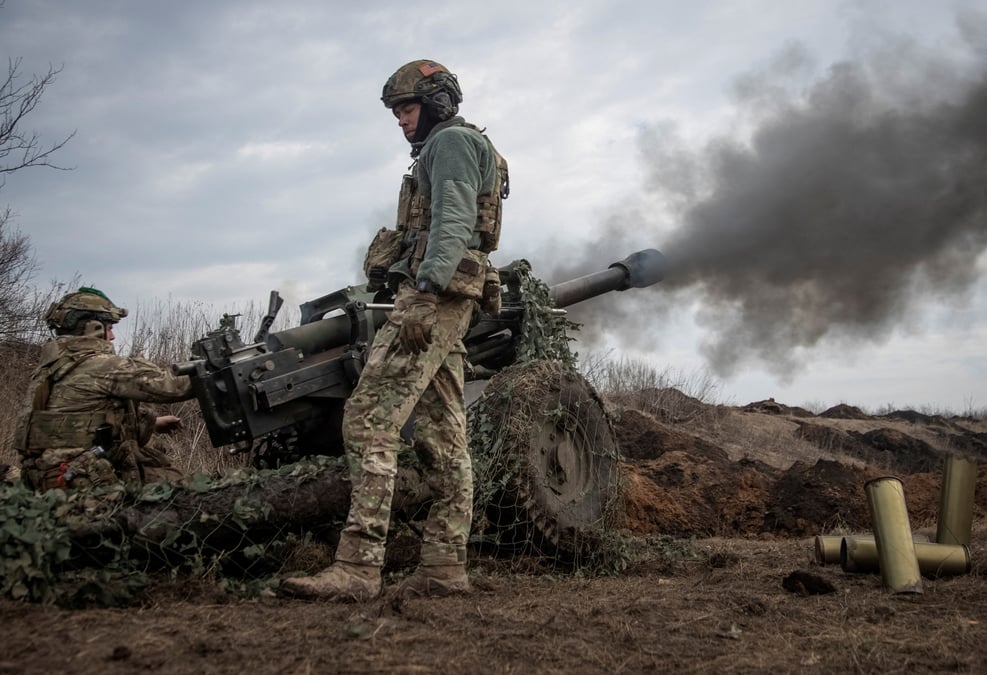 Un soldat ukrainien sur le front pres de bakhmout