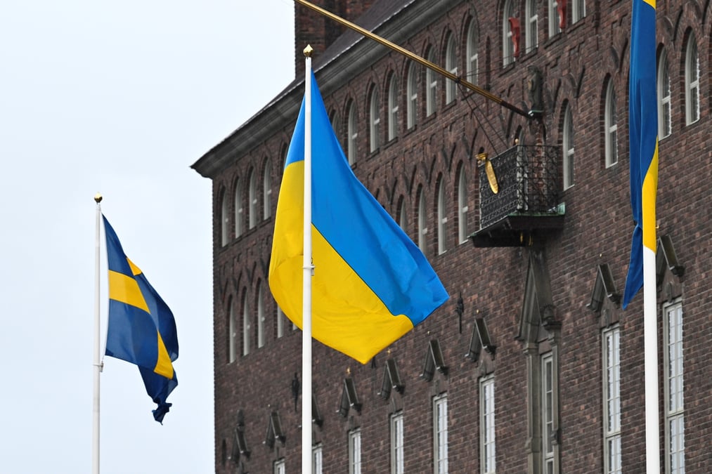 Le drapeau de l'ukraine flotte au vent a l'hotel de ville de stockholm