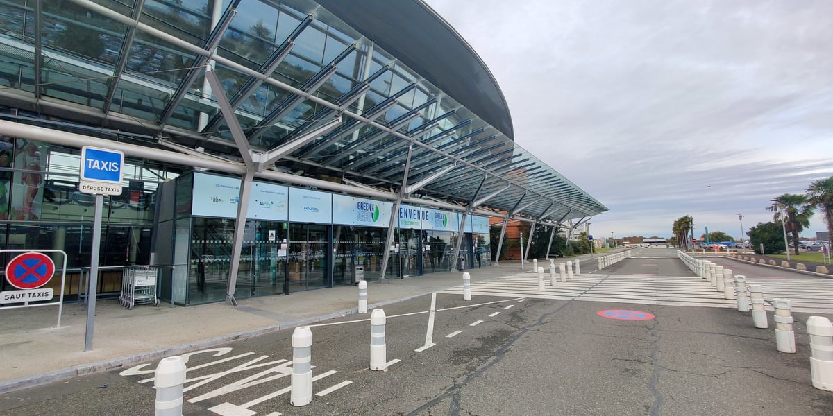 L'aéroport de Pau-Pyrénées (Pyrénées-Atlantiques) devrait afficher en 2024 la moitié de son trafic de 2019.