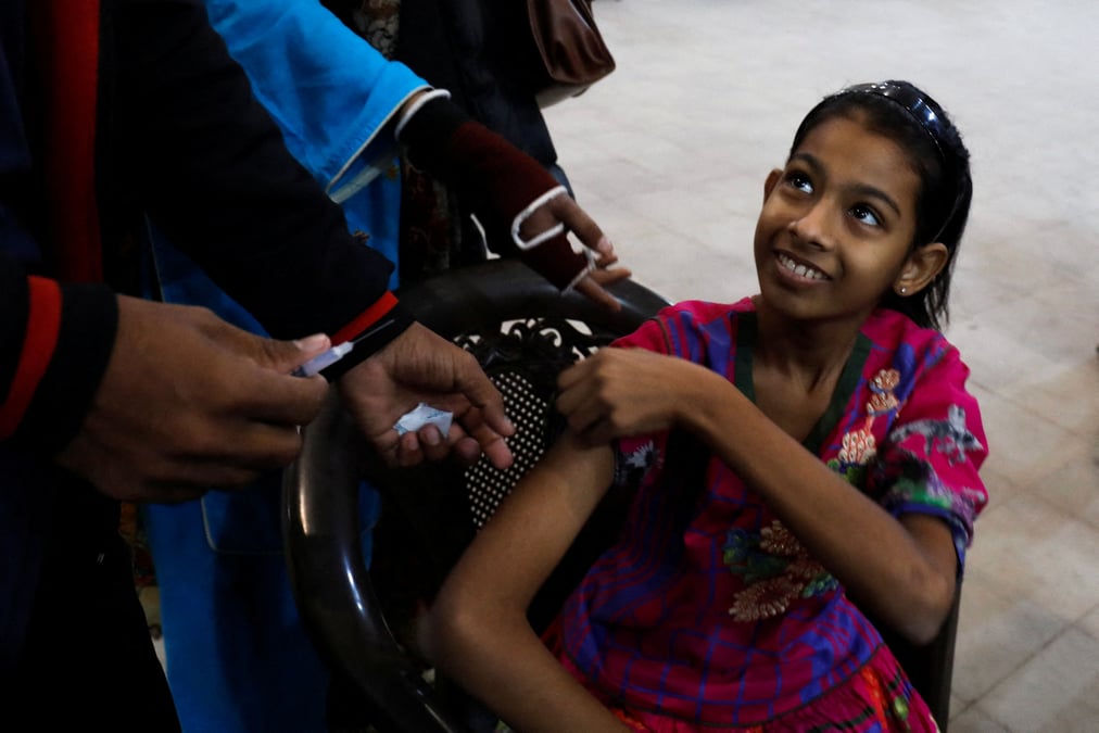Coronavirus: porte-a-porte pour vacciner les femmes a karachi